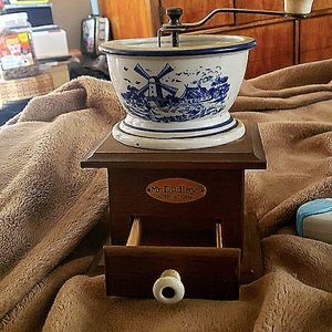 MR. DUDLEY INTERNATIONAL "BLUE DELFT" No 933 Hand Coffee Grinder